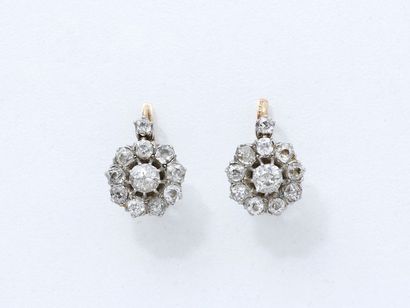 null Paire de boucles d’oreilles dormeuses en or 750 et platine 850 millièmes, stylisant...