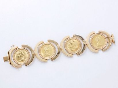 null Bracelet articulé en or 750 millièmes, retenant 4 souverains datés 1974. Il...