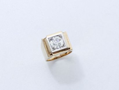 null Bague chevalière en or 750 millièmes à décor géométrique centrée d’un diamant...