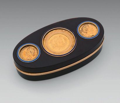 null Belle tabatière ovale ornée de trois monnaies romaines en or, du même modèle...