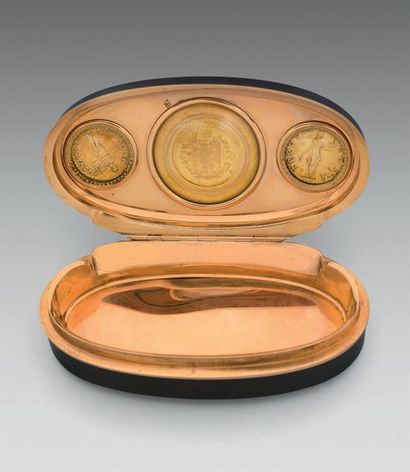 null Belle tabatière ovale ornée de trois monnaies romaines en or, du même modèle...