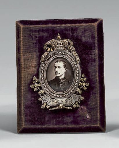 null Le Prince impérial: miniature ovale, photographie sur porcelaine représentant...