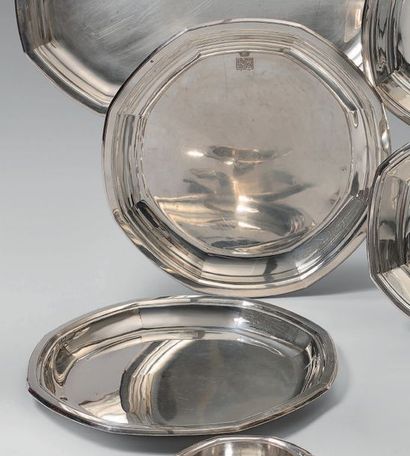 PUIFORCAT Jean. E. (1897-1945) Paire de plats armoriés de forme octogonale en argent.
Signés...