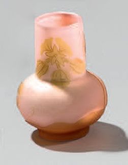 GALLÉ Émile (Établissements) Vase sur talon. Épreuve de tirage industriel réalisée...