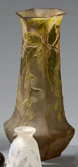 GALLÉ Émile (Établissements) Vase cylindrique à angles saillants. Épreuve de tirage...