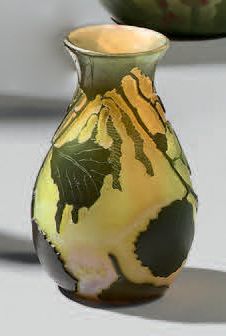 LEGRAS Vase piriforme à col évasé. Épreuve de tirage industriel réalisée en verre...