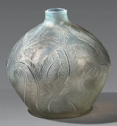 LALIQUE René (1860-1945) Vase «Plumes». Épreuve de tirage industriel réalisée en...