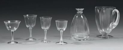 LALIQUE René (1860-1945) Service modèle «Barsac» en cristal blanc transparent soufflé-moulé,...