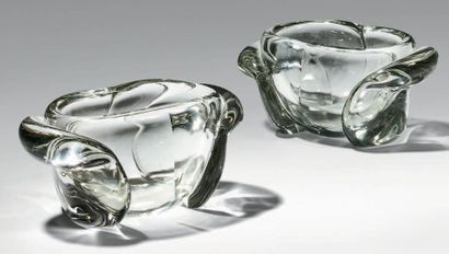 NAVARRE Henri (1885-1971) Deux coupes en épais verre blanc transparent à deux anses...