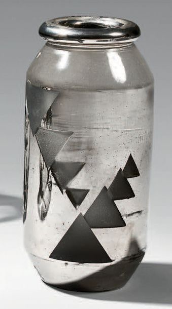 LUCE Jean (1895-1964) Vase cylindrique à col ourlé. Épreuve réalisée en épais verre...