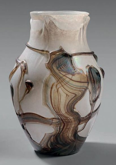 NOVARO Jean-Claude (1943-2014) Important vase irisé blanc à applications à chaud...
