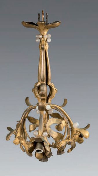 TRAVAIL FRANÇAIS 1900 Lustre «Gui». Épreuve en bronze à patine dorée, fonte d'édition...
