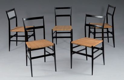 PONTI Gio (1891-1979) Suite de cinq chaises modèle «Leggera» en frêne et assise paillée....
