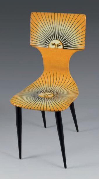 FORNASETTI Piero (1913-1988) «Sole». Chaise en bois lithographié.
Porte la marque...