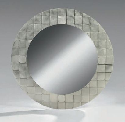 DUCATO Stéphane Grand miroir circulaire à motifs de petits carrés en acier superposés.
Signé...