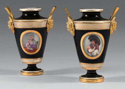 null Paire de vases en porcelaine de Paris à montures en bronze doré de la fin du...