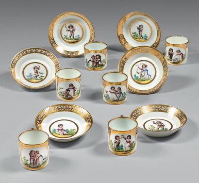 null Six tasses à café et leurs sous-tasses en por­celaine du début du XIXème siècle
Marques...