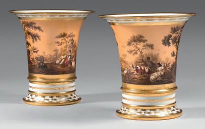 null Paire de vases cornets et leurs bases en porcelaine de Paris du début du XIXème...
