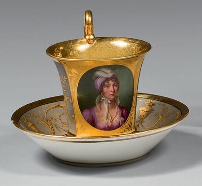 null Paire de tasses et leurs sous-tasses en porcelaine de Nymphenbourg du début...