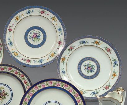 null Deux assiettes en porcelaine de Sèvres du XVIIIème siècle
Marques en bleu aux...