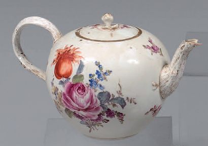 MEISSEN Grande théière couverte de frome sphérique en porcelaine décoré en polychromie...