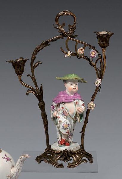 Genre de Meissen Grande figurine en porcelaine re­présentant un enfant chinois, le...