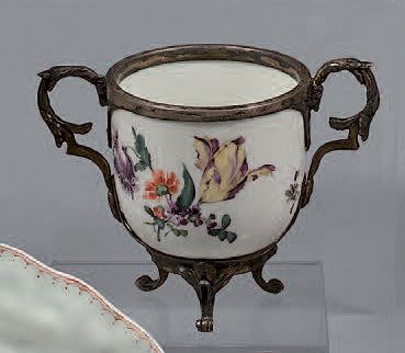 MEISSEN Tasse en porcelaine à décor floral polychrome adaptée d'une monture en argent...