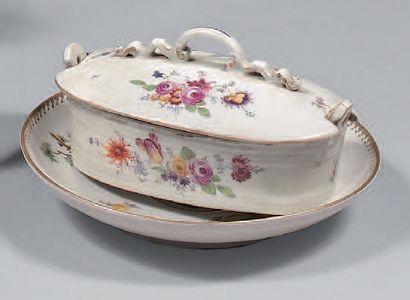 MEISSEN Beurrier ovale couvert en porcelaine décoré en polychromie de bouquets de...