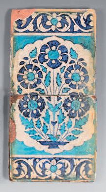 INDE Deux carreaux muraux en céra­mique siliceuse décorés en bleu de cobalt et tur­quoise...