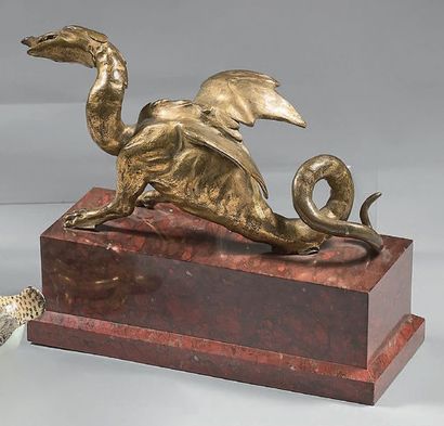 null Statuette en bronze ciselé et doré représentant un dragon menaçant, la gueule...