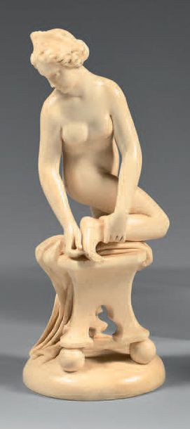 null Statuette en ivoire finement sculptée représentant la tireuse d'épine; celle-ci...