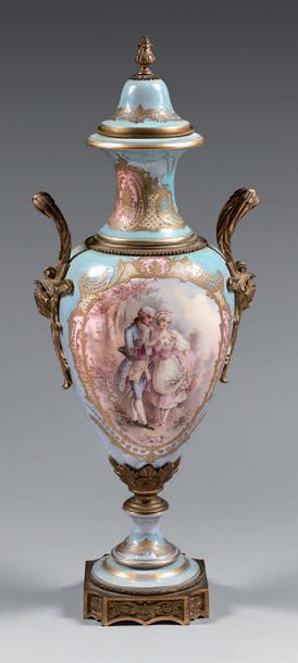 Genre de SEVRES Grand vase couvert en porcelaine de forme balustre à fond bleu céleste...
