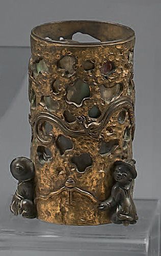 null Monture de vase en bronze ciselé, doré ou patiné, repré­sentant des garçonnets...