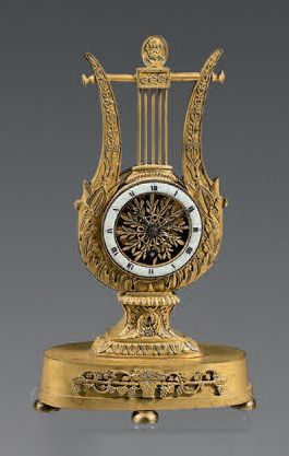 null Petite pendule en bronze ciselé et doré sous la forme d'une lyre recevant le...