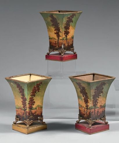 null Garniture de trois vases cornets en tôle peinte à scènes agrestes en perspectives;...