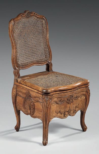 null Chaise de commodité en bois naturel mouluré et sculpté à décor de cartouches,...