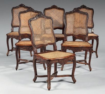 null Suite de six chaises en hêtre mouluré et sculpté à décor d'agrafes, feuilles...