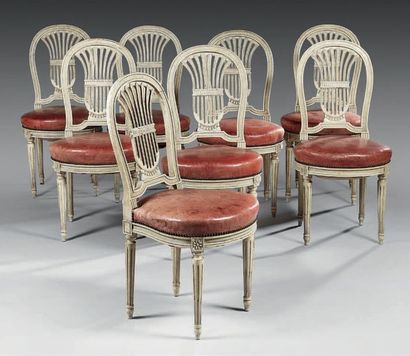 null * Suite de huit chaises en bois sculpté, mouluré et laqué crème; les dossiers...