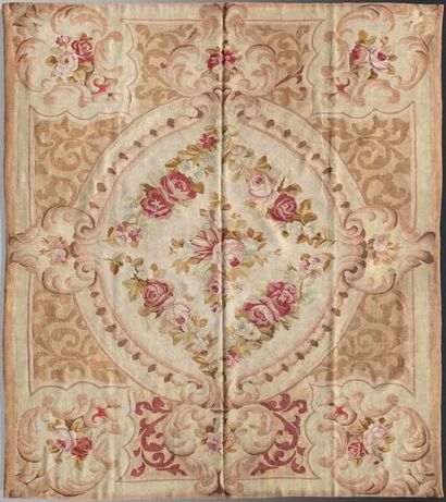 null Petit tapis d'Aubusson, à décor de roses, fin XIXème siècle, début XXème. Bon...