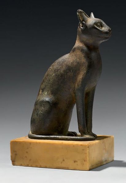 Statuette de chatte Bastet assise. Elle porte...
