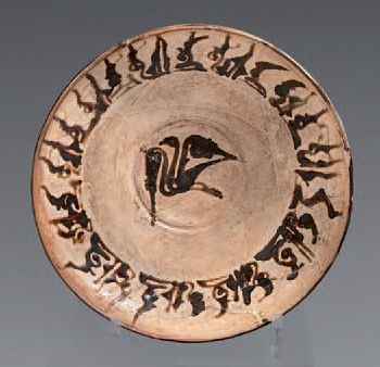LOT NON VENU Iran Nichapour.
Coupe plate à décor de pseudo epigraphie, en céramique...