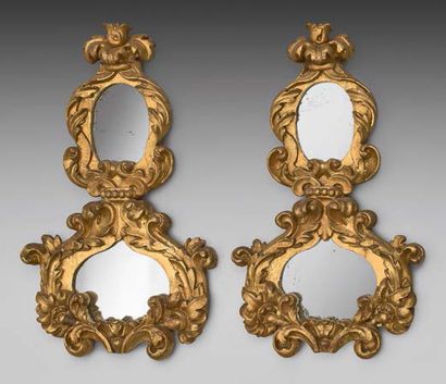 null Paire d'appliques en bois sculpté et doré et miroir ancien au mercure, à décor...