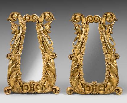 null Paire d'appliques en bois sculpté et doré montées en miroir, à décor baroque,...