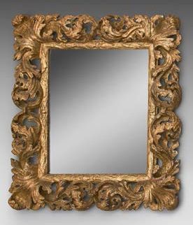 null Cadre en bois sculpté et anciennement doré monté en miroir à riche décor ajouré...