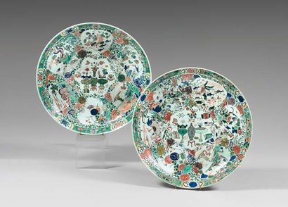 null Deux grands plats creux en porcelaine de la famille verte, Chine, époque Kangxi...
