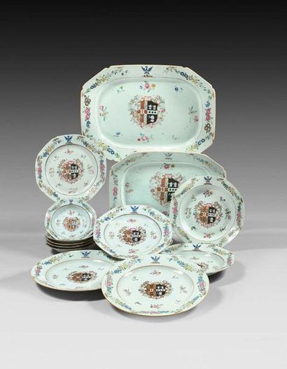 null Partie de service armorié en porcelaine de la famille rose, Chine, circa 1760
De...