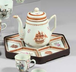 null Plat à sucreries et cafetière couverte en porcelaine à décor sépia, Chine, XVIIIe...