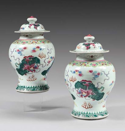 null Paire de vases couverts en porcelaine de la famille rose, Chine, XIXe-XXe siècle...