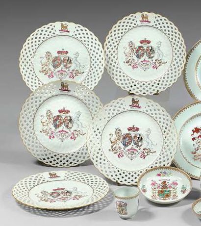 null Cinq assiettes armoriées en porcelaine, Chine, circa 1769-70
De forme contournée...