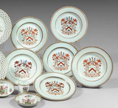 null Six assiettes armoriées en porcelaine, Chine, XVIIIe siècle À décor Imari au...